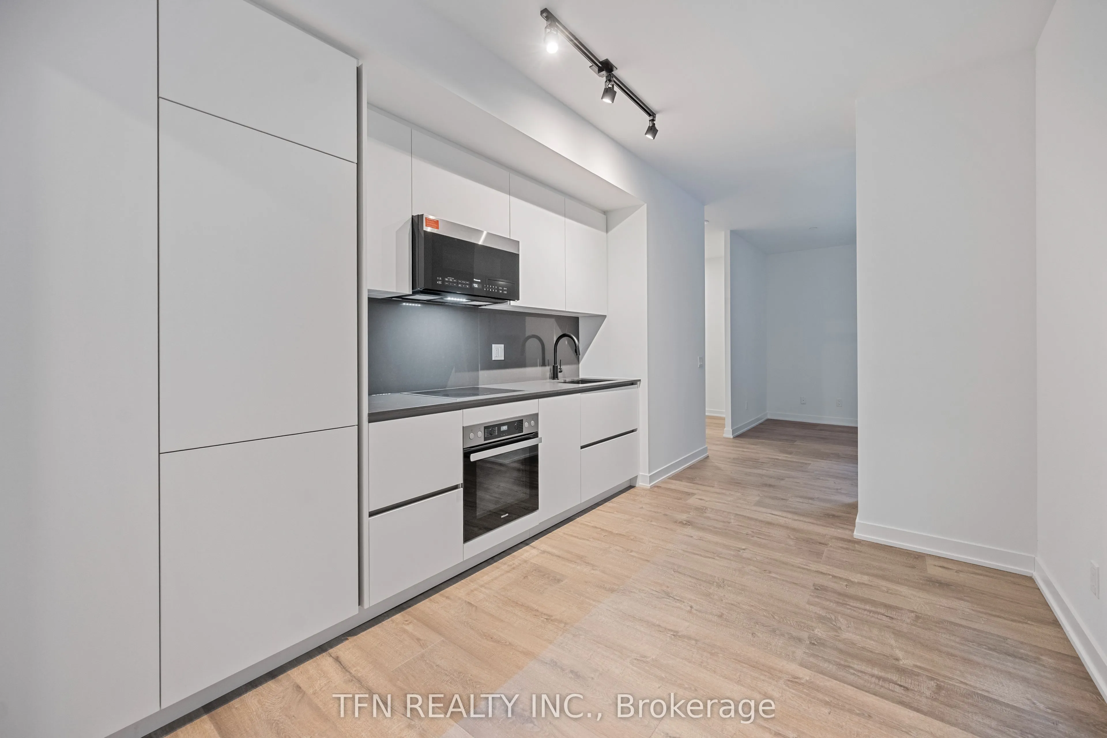 327 King Street W, #302