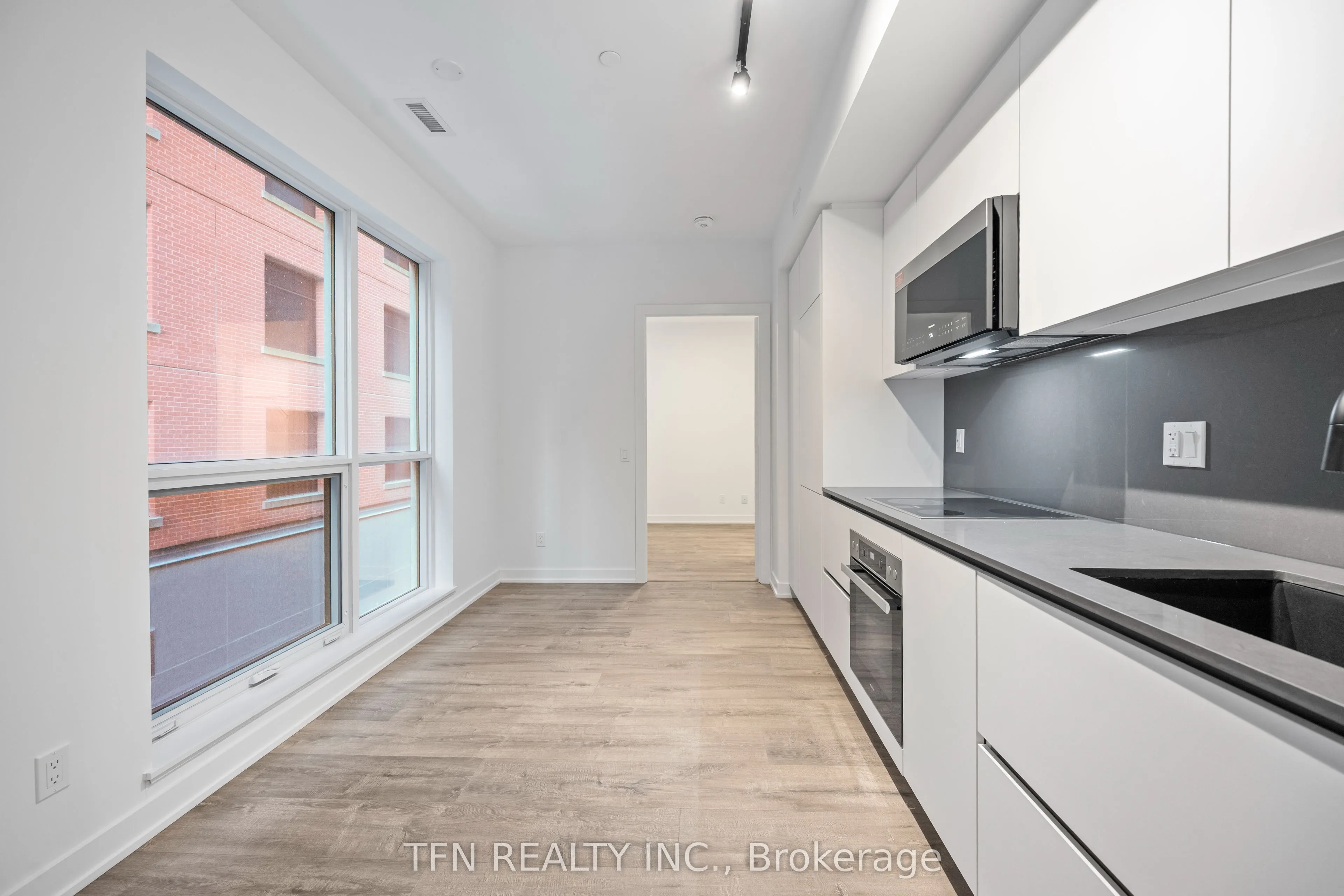 327 King Street W, #302