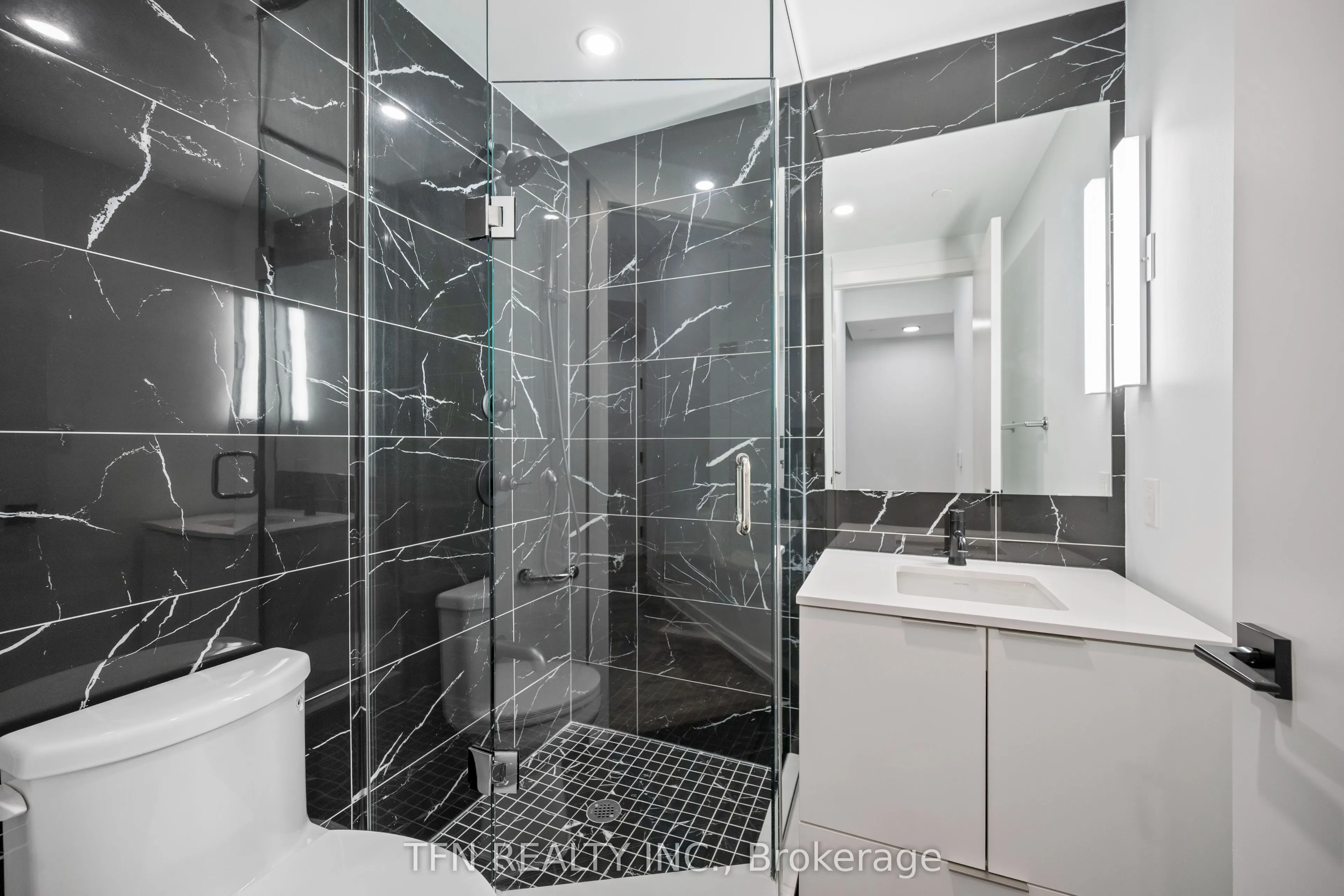 327 King Street W, #302