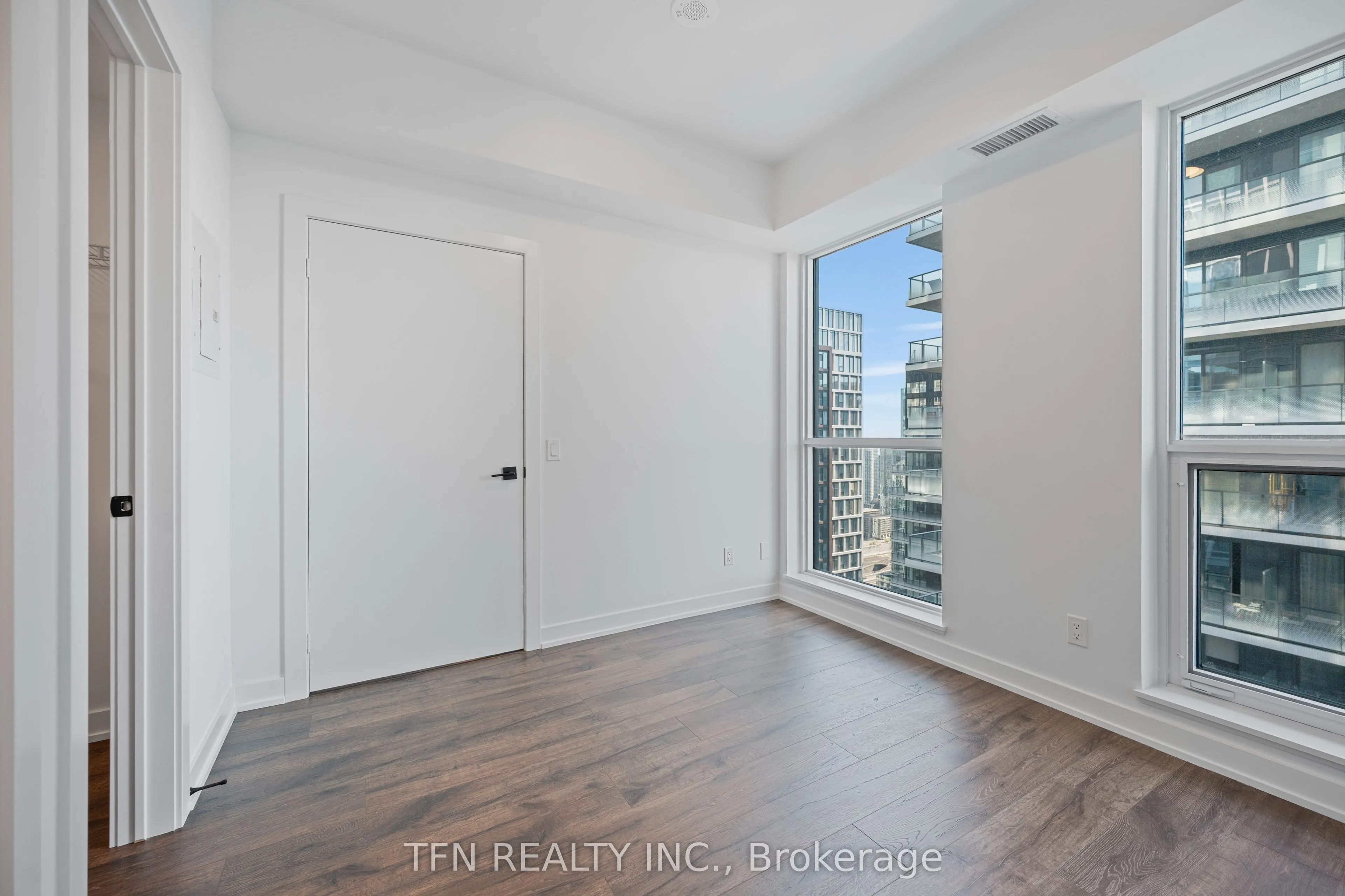 327 King Street W, #4404
