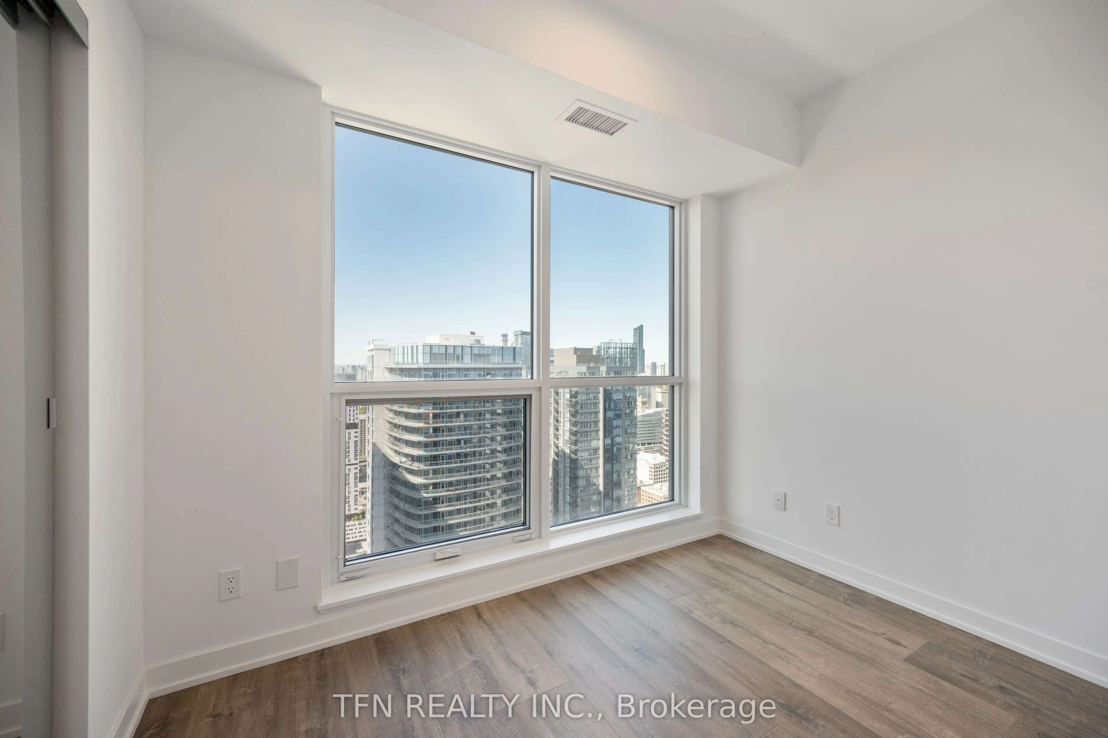 327 King Street W, #4605
