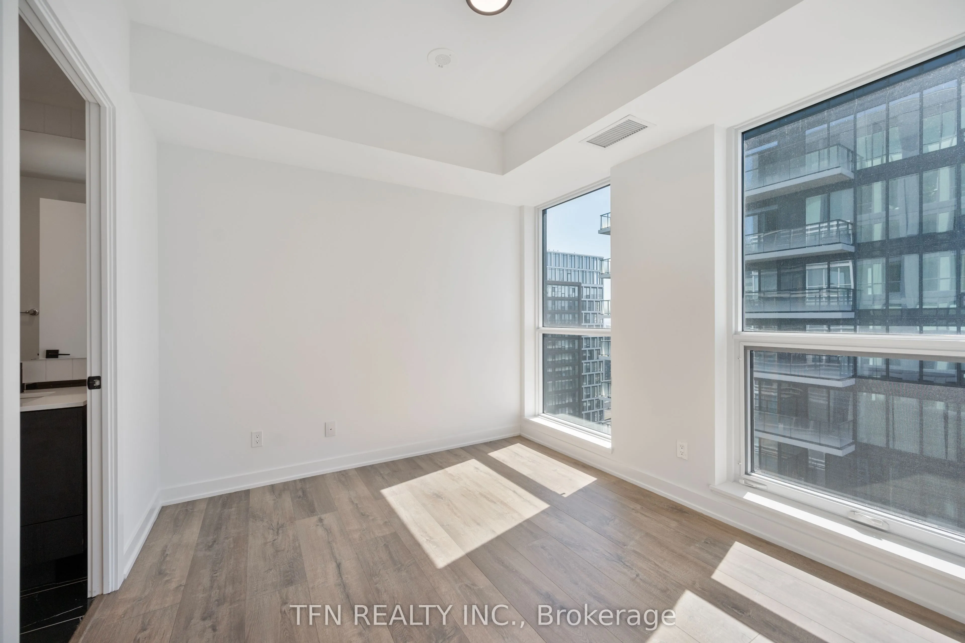 327 King Street W, #4605