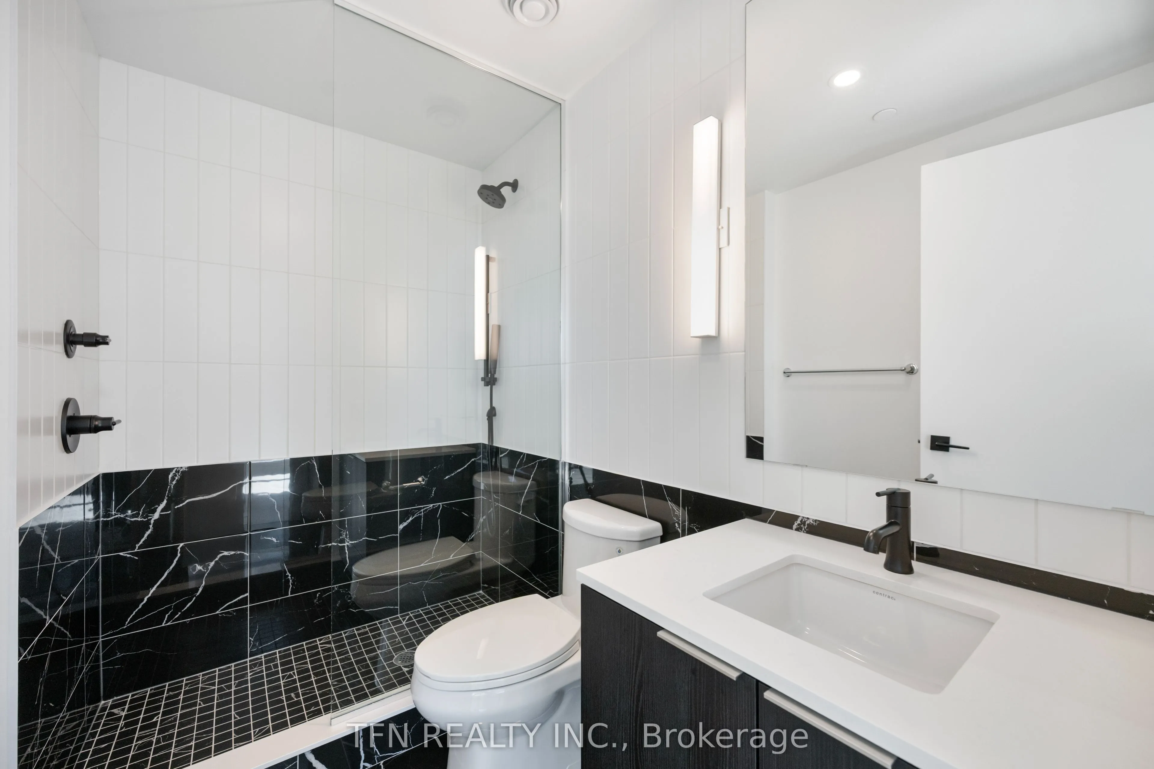 327 King Street W, #4605