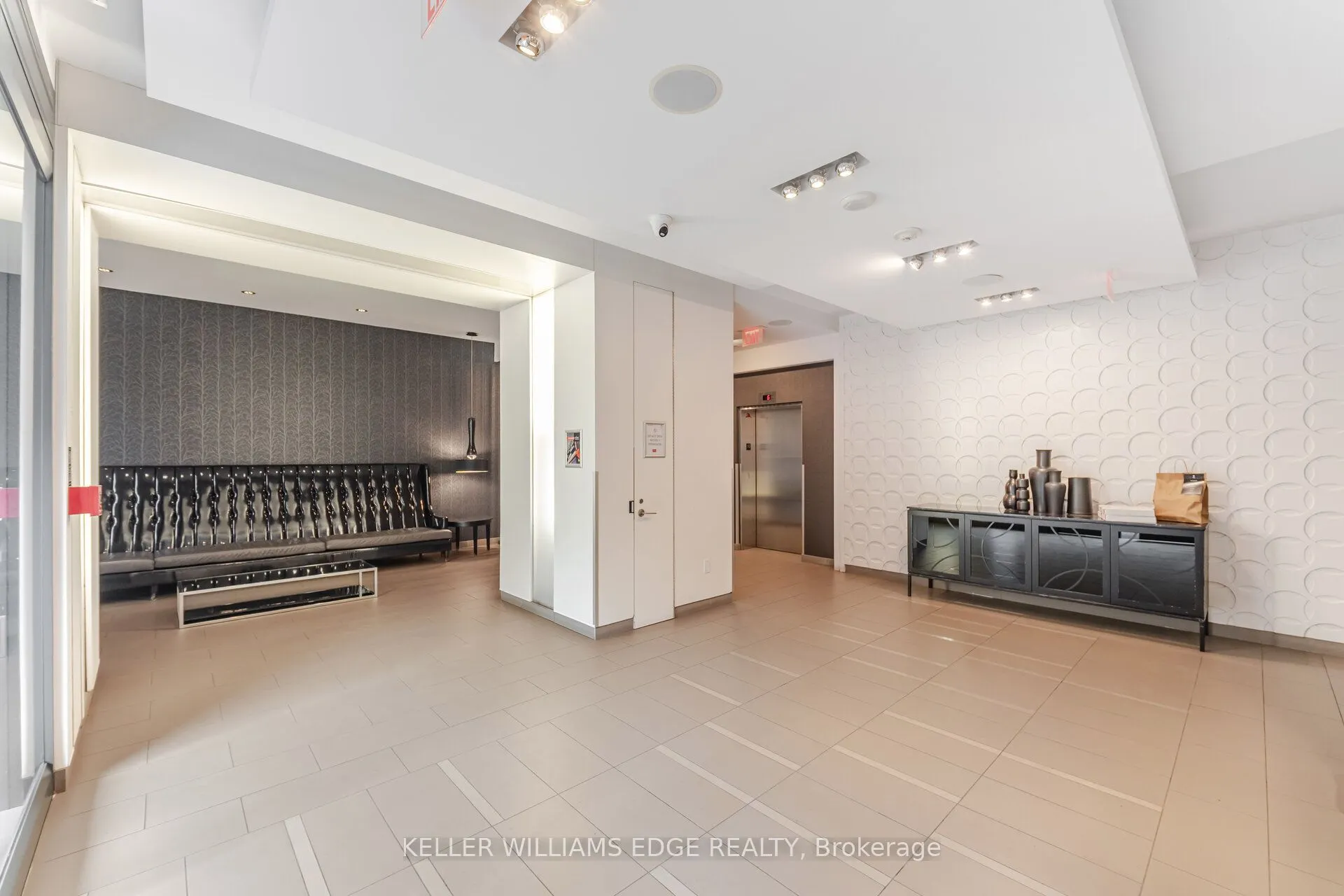 560 Front Street W, #821