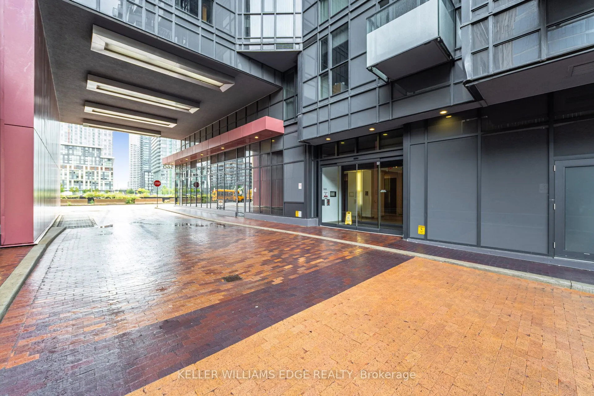 560 Front Street W, #821