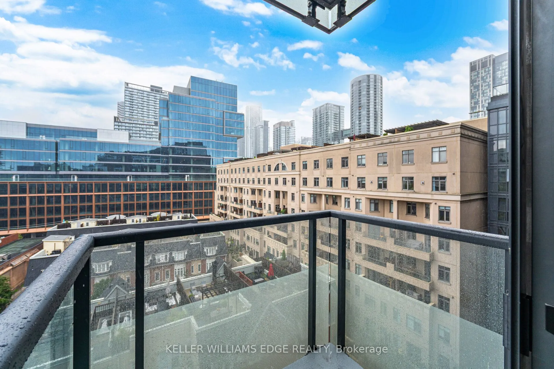560 Front Street W, #821