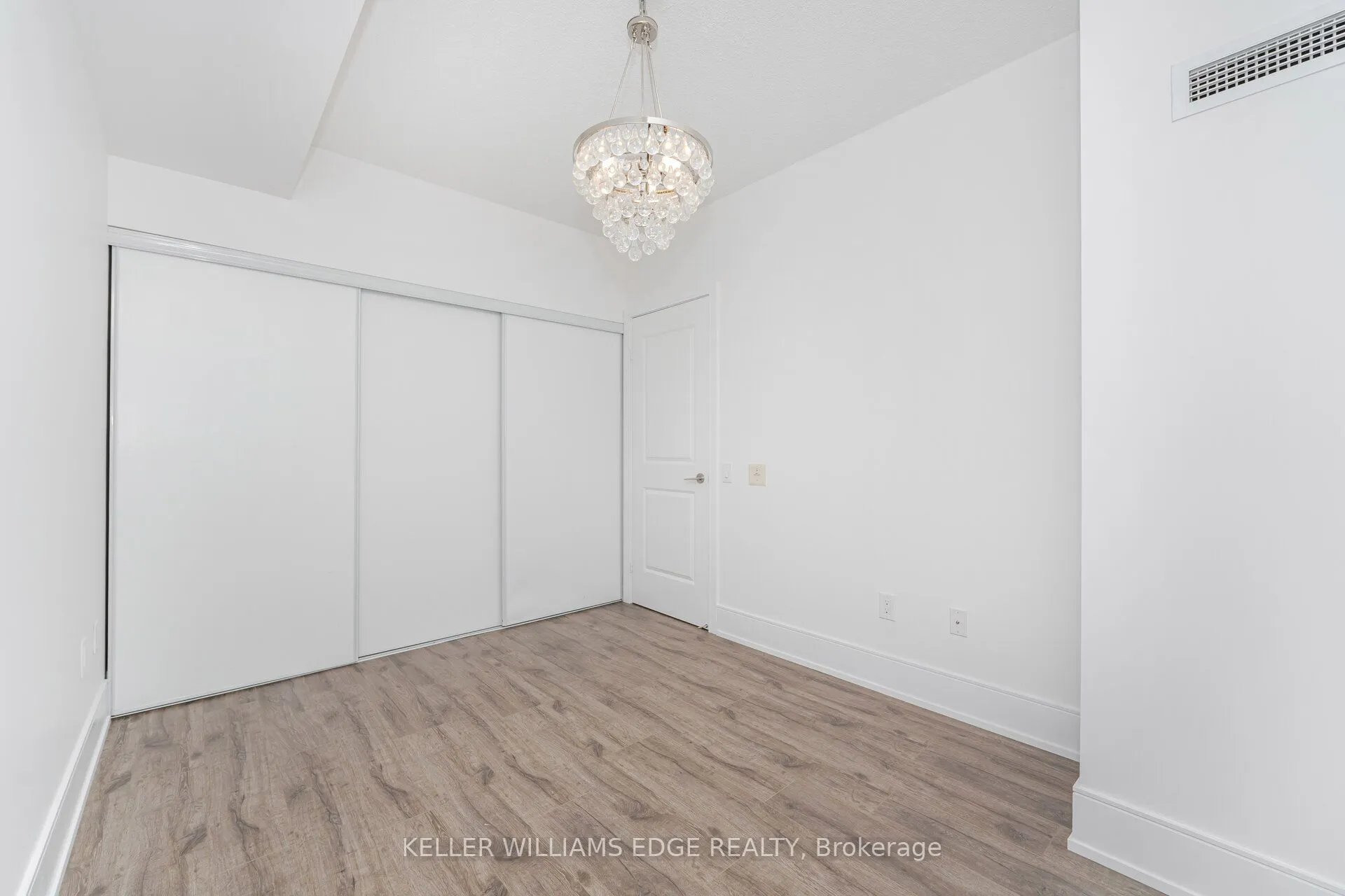 560 Front Street W, #821