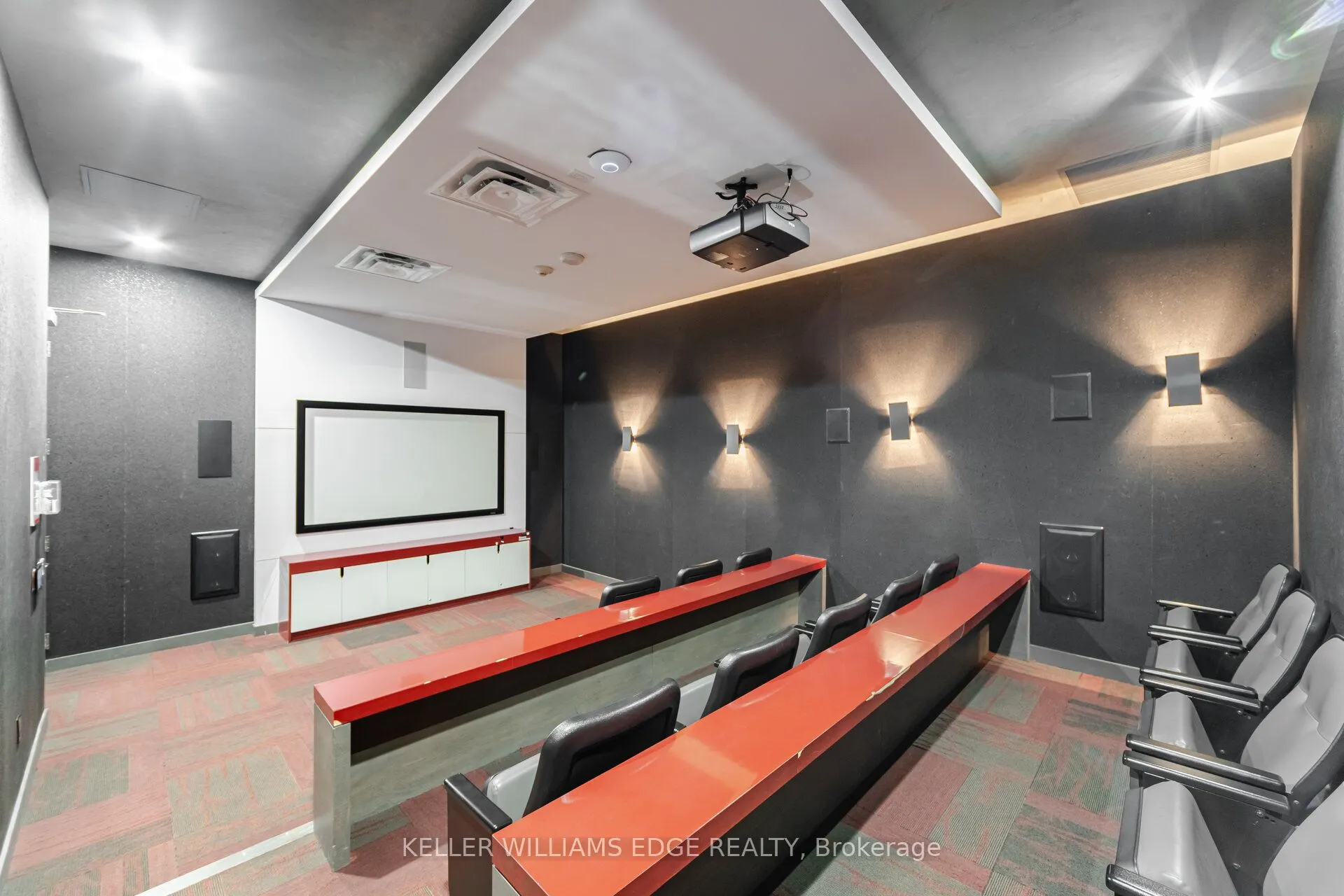 560 Front Street W, #821