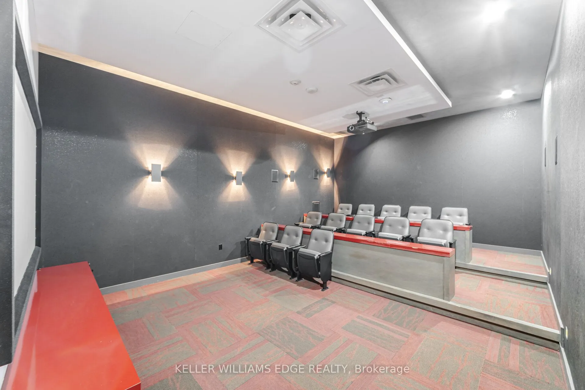 560 Front Street W, #821