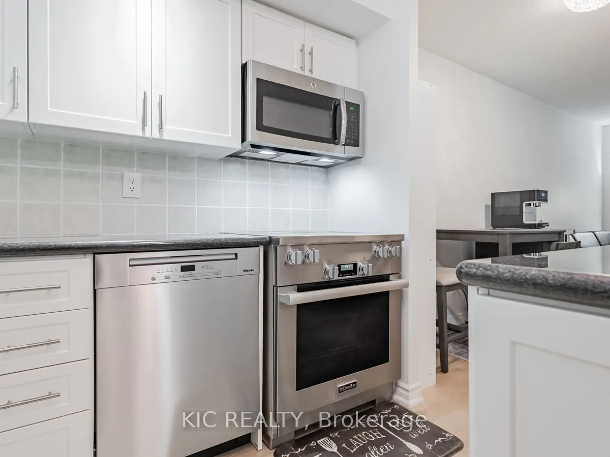 250 Wellington Street W, #1727