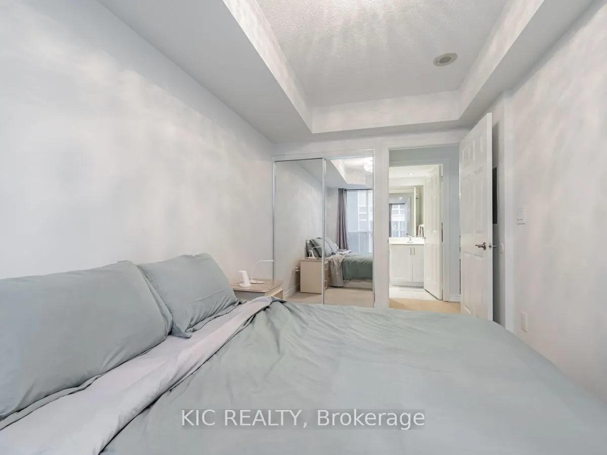 250 Wellington Street W, #1727