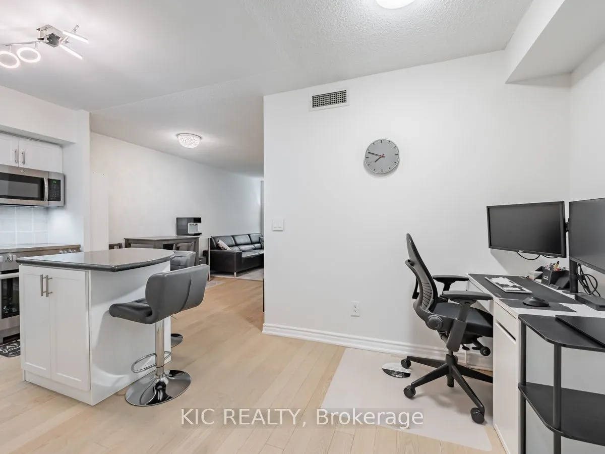 250 Wellington Street W, #1727