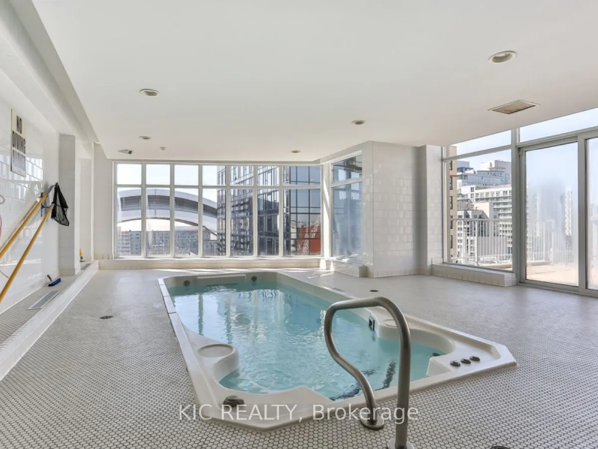 250 Wellington Street W, #1727