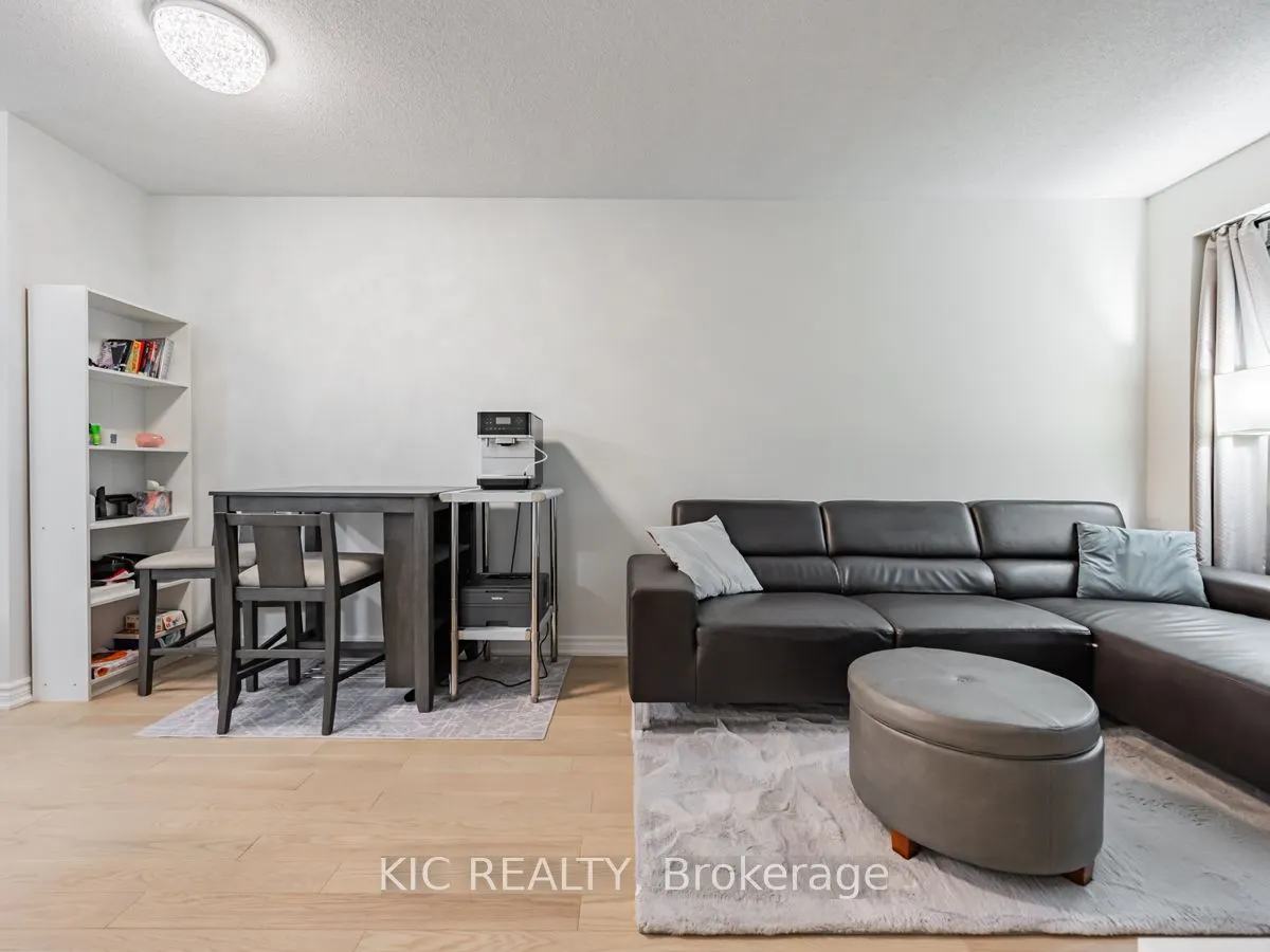250 Wellington Street W, #1727