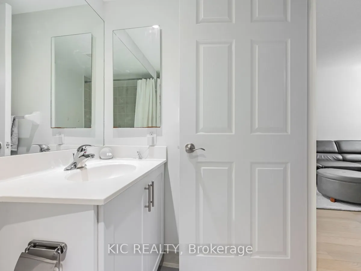 250 Wellington Street W, #1727