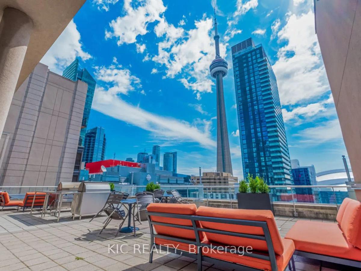 250 Wellington Street W, #1727