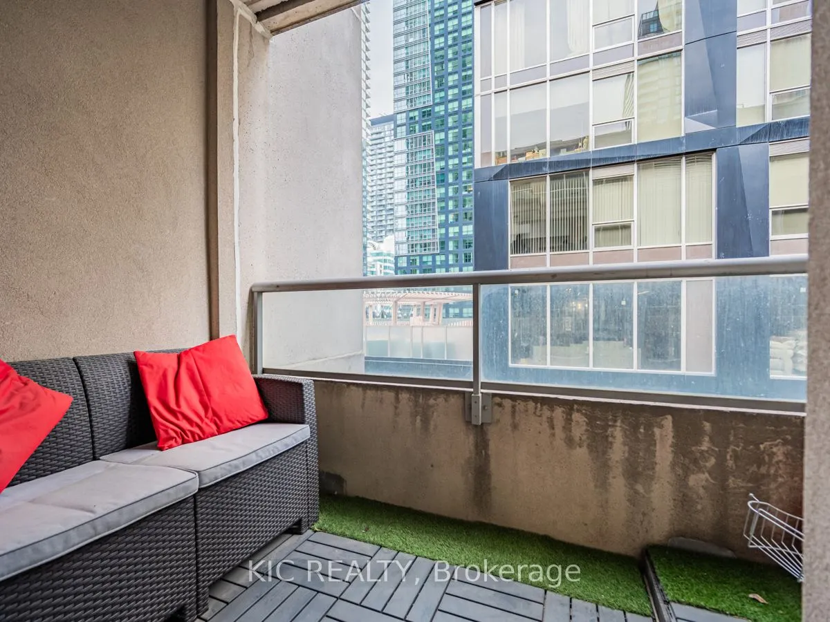 250 Wellington Street W, #1727