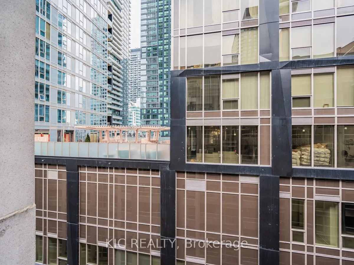 250 Wellington Street W, #1727