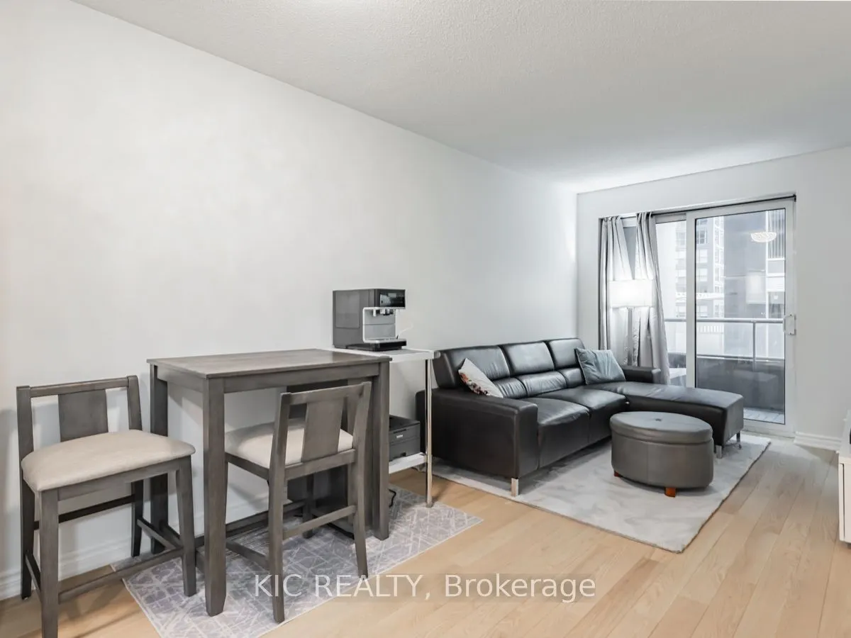 250 Wellington Street W, #1727