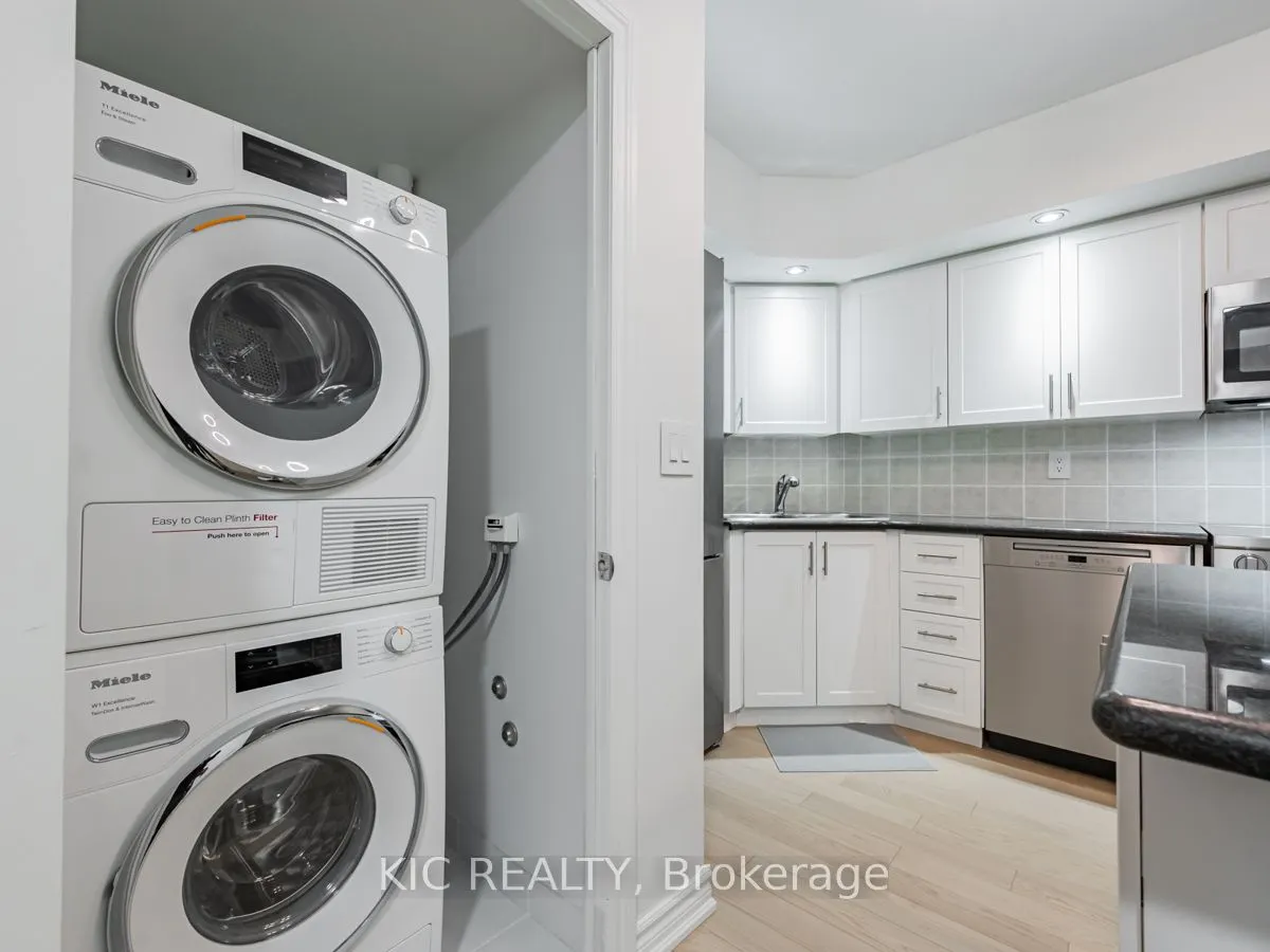 250 Wellington Street W, #1727