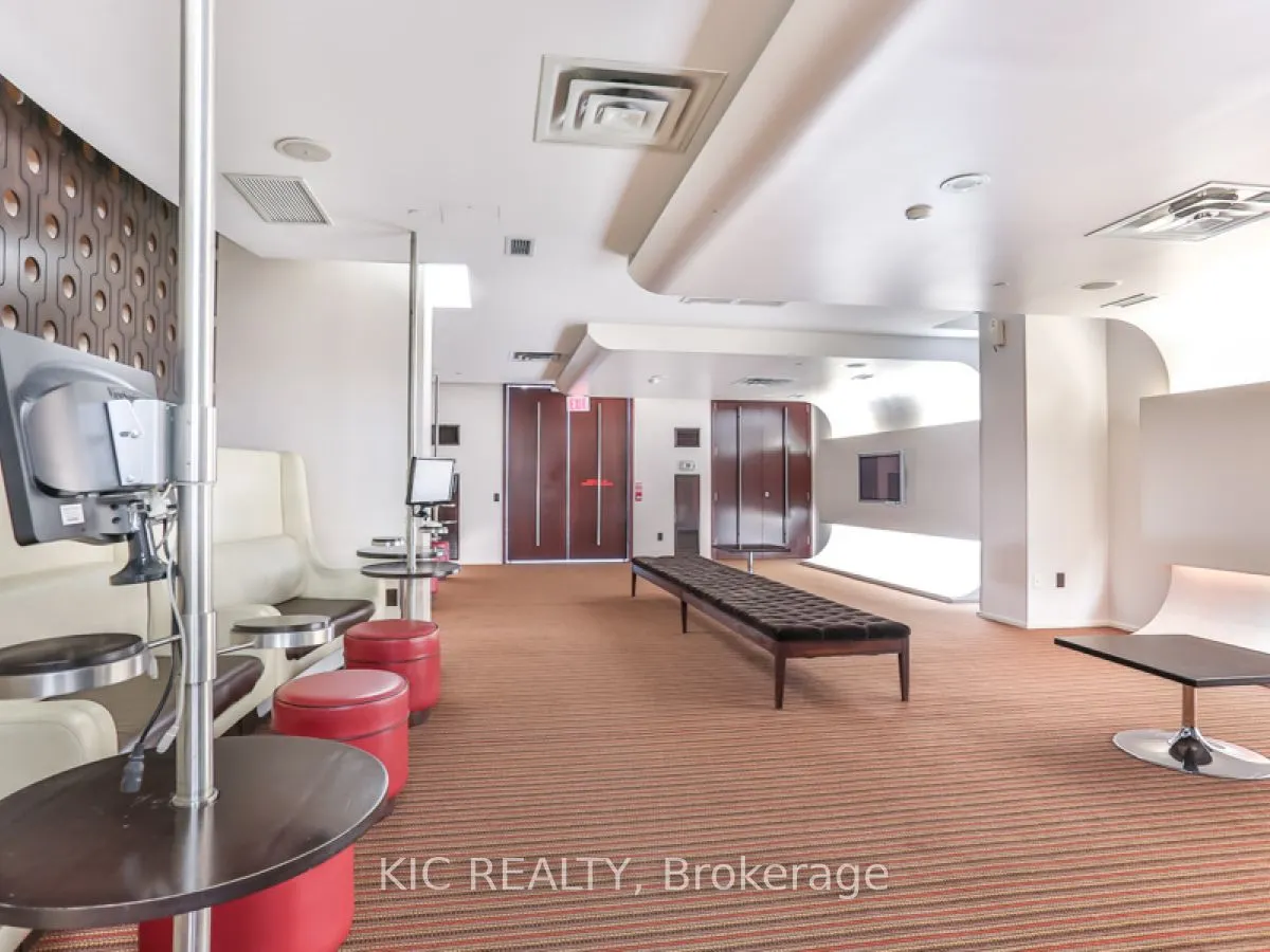 250 Wellington Street W, #1727