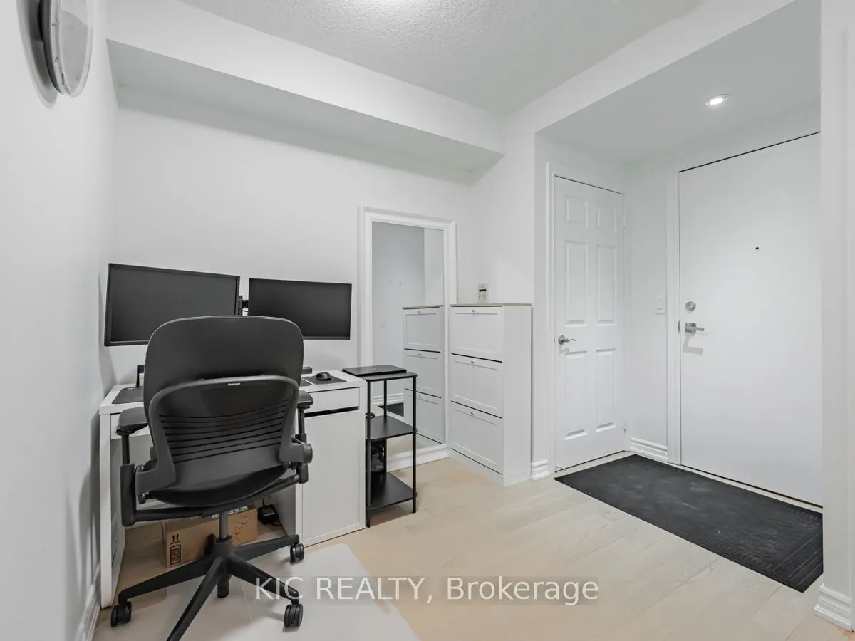 250 Wellington Street W, #1727