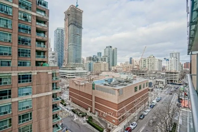 37 Grosvenor Street, #906