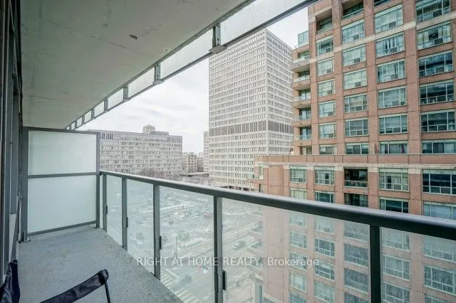 37 Grosvenor Street, #906