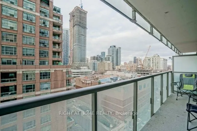 37 Grosvenor Street, #906