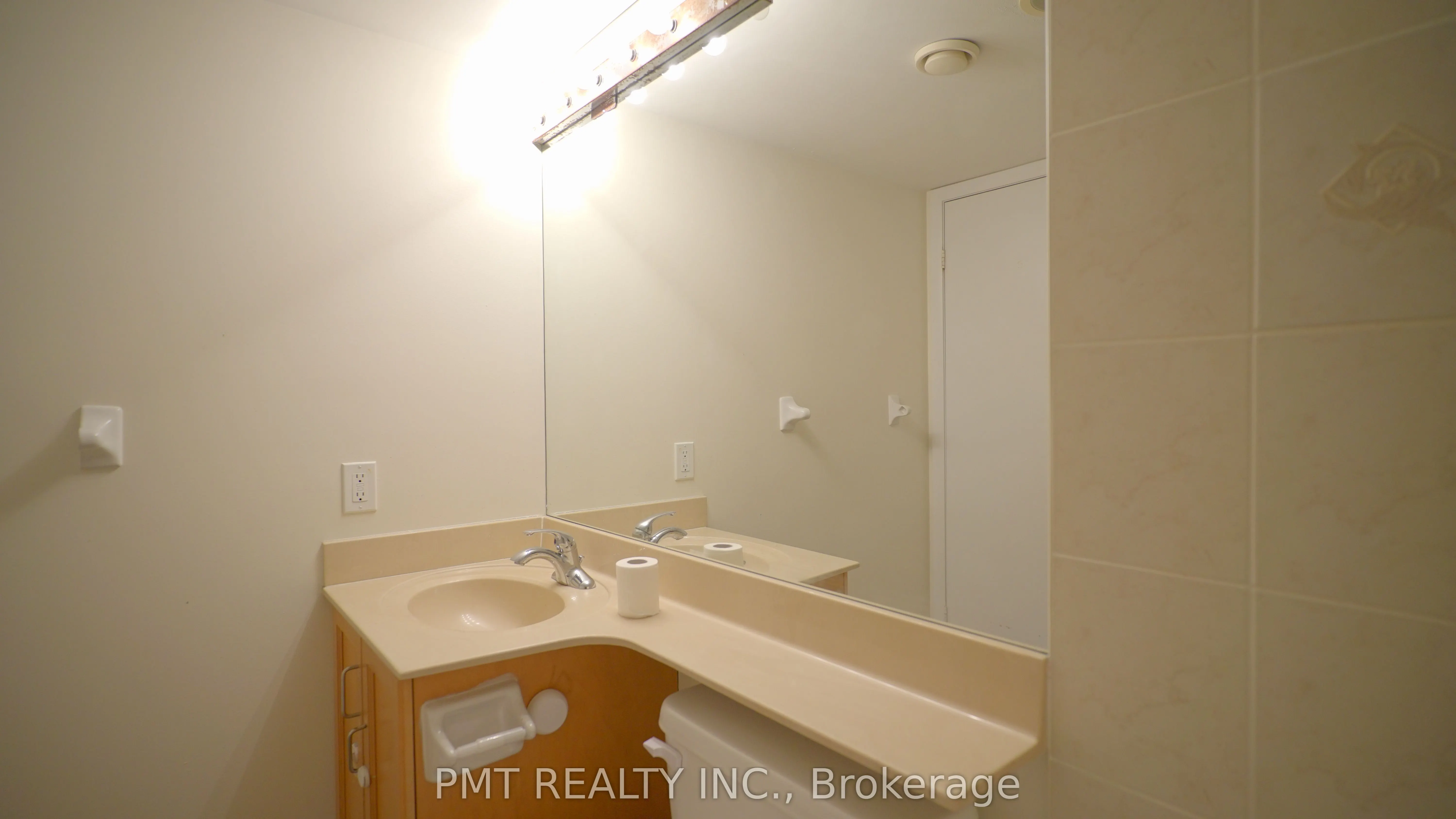 210 Victoria Street, #3008