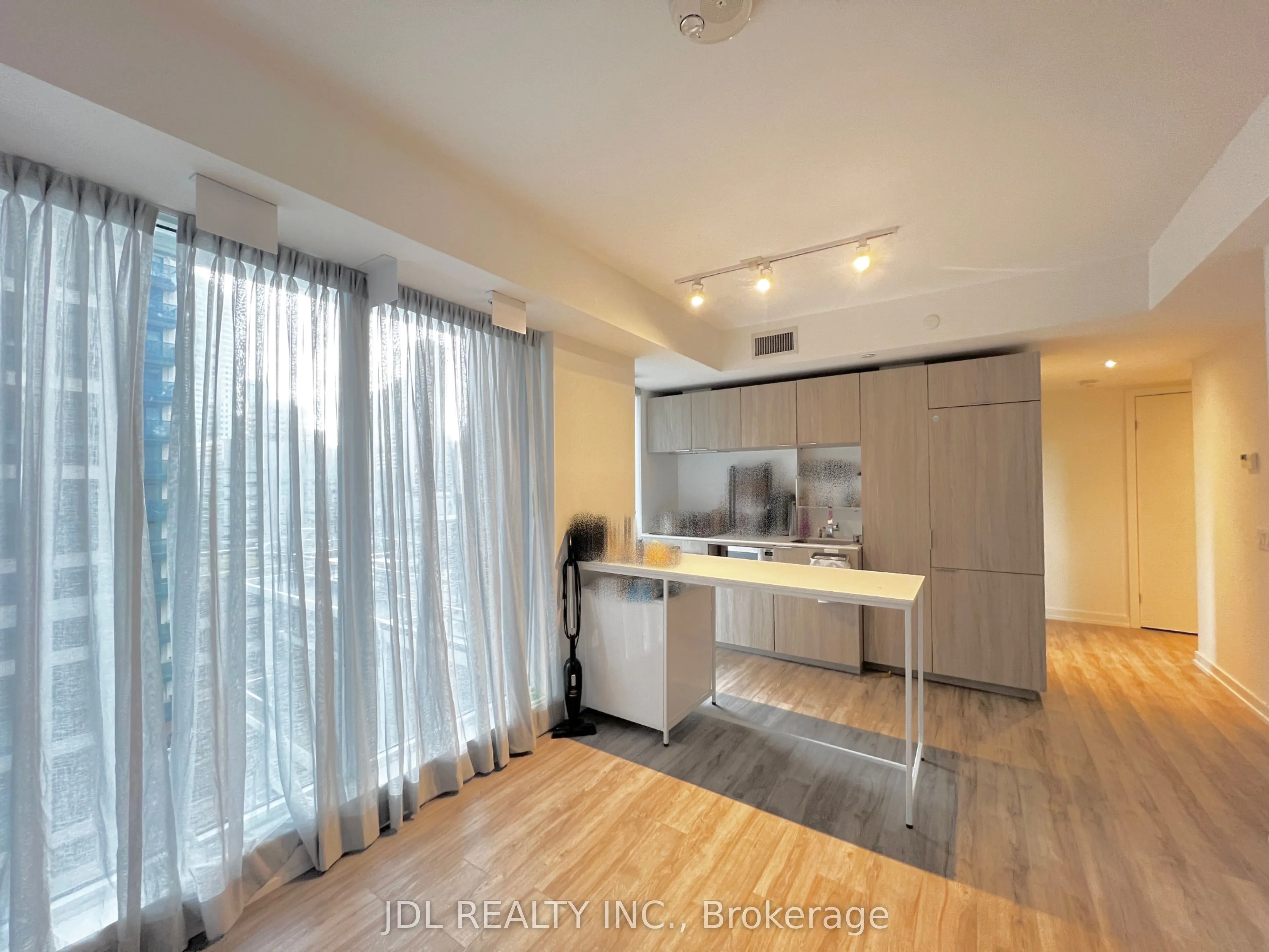 77 Shuter Street, #1002