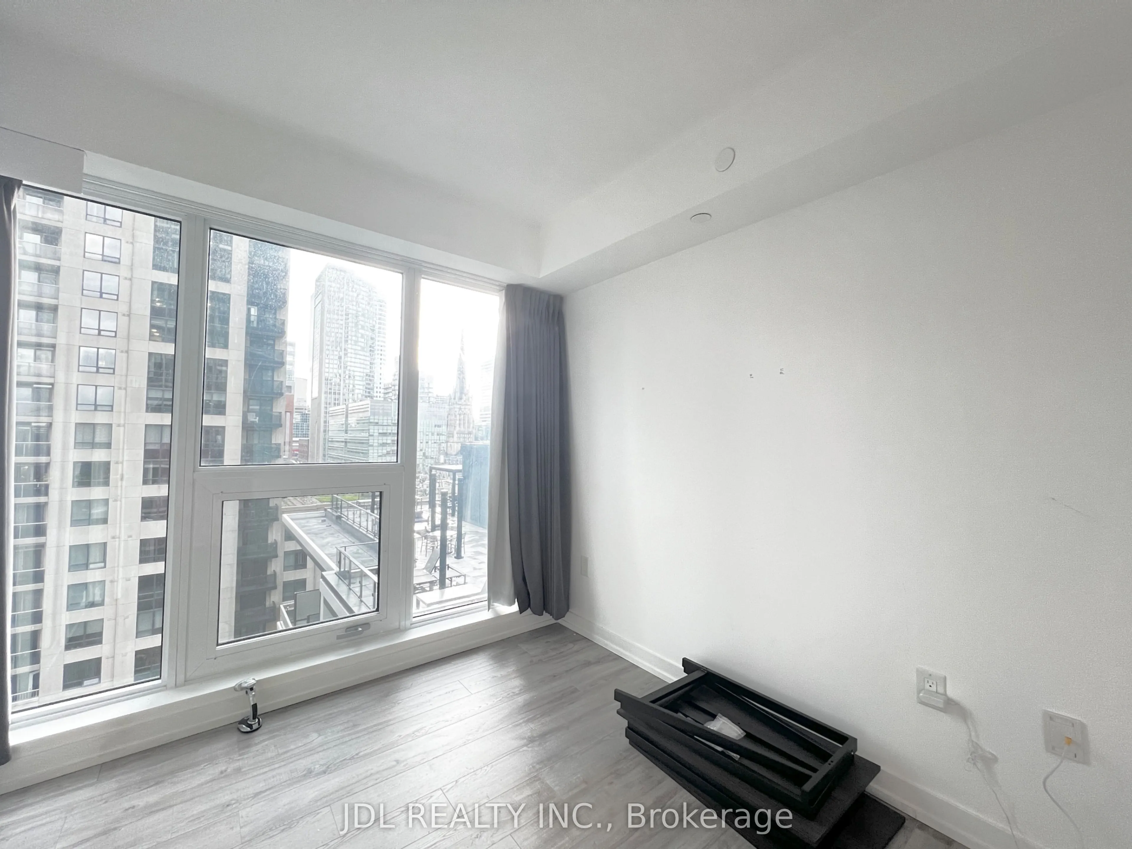 77 Shuter Street, #1002