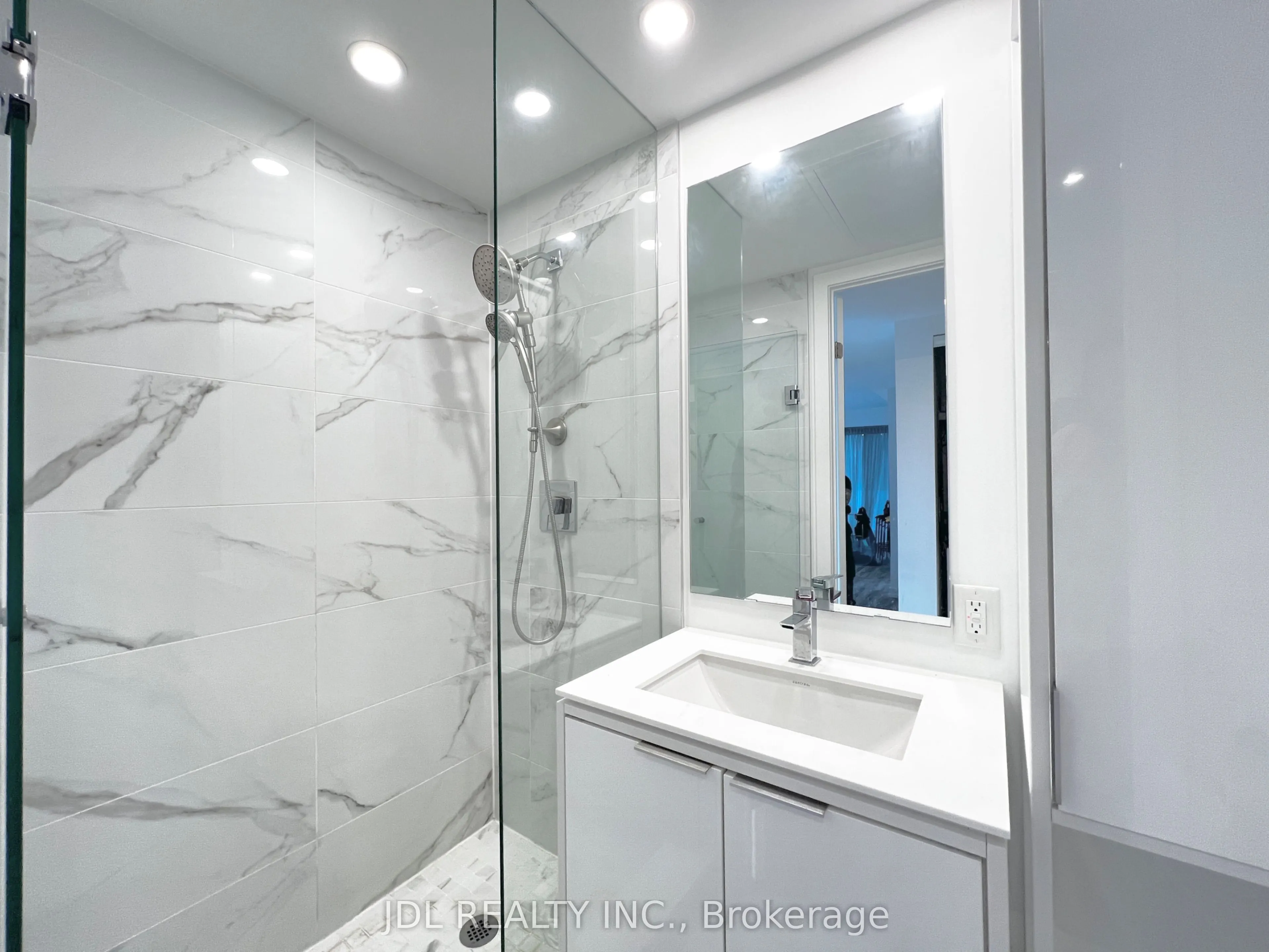77 Shuter Street, #1002