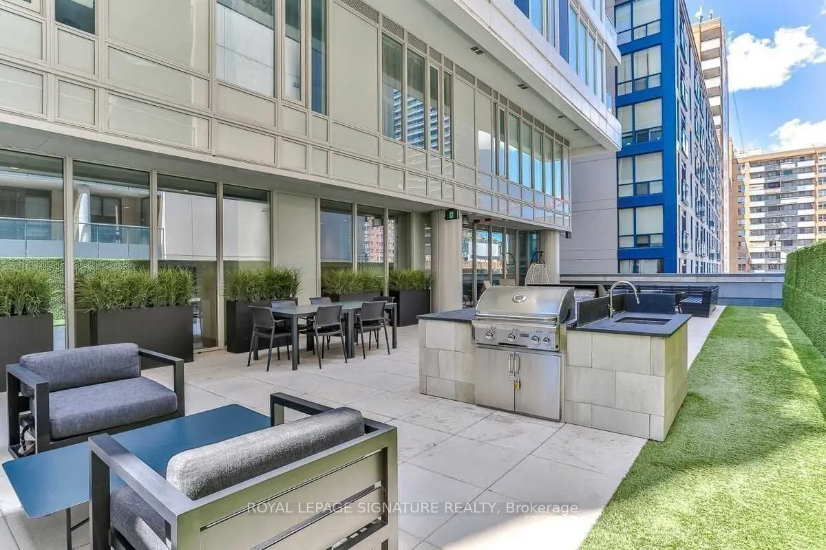68 Shuter Street, #907