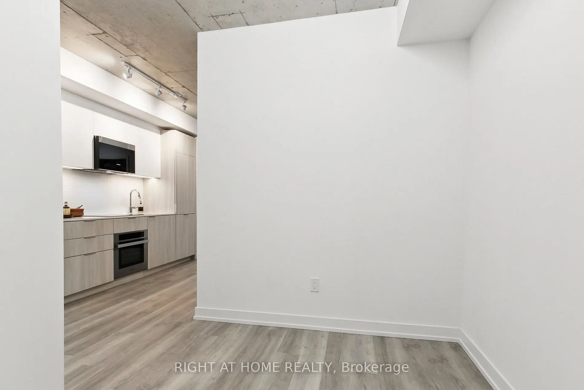 28 Eastern Avenue, #401