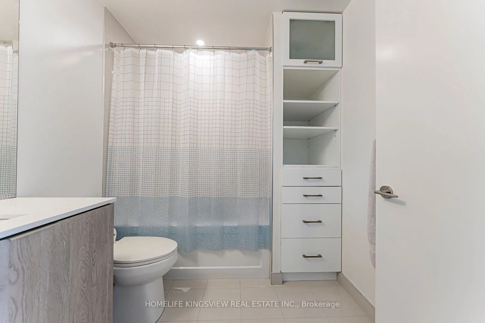 15 Queens Quay E, #923