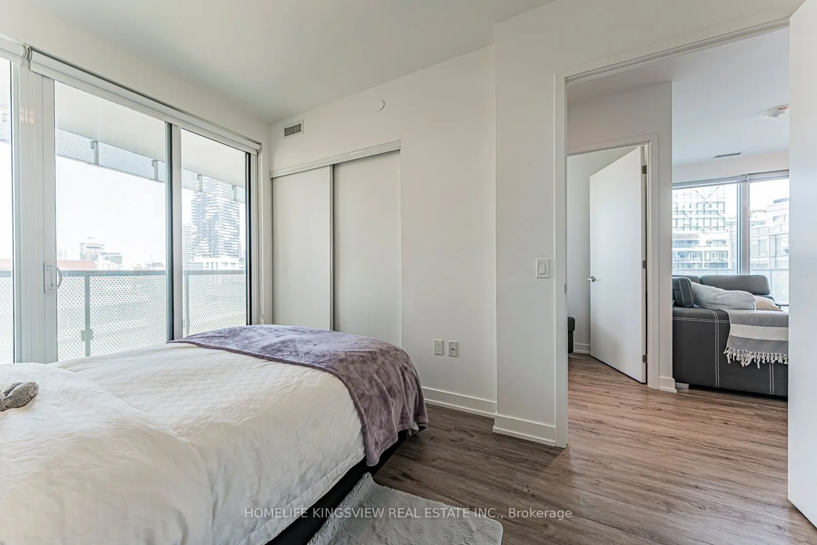 15 Queens Quay E, #923