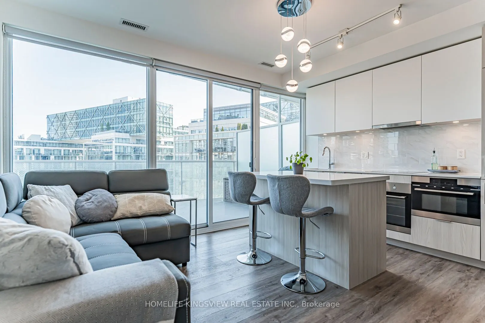 15 Queens Quay E, #923