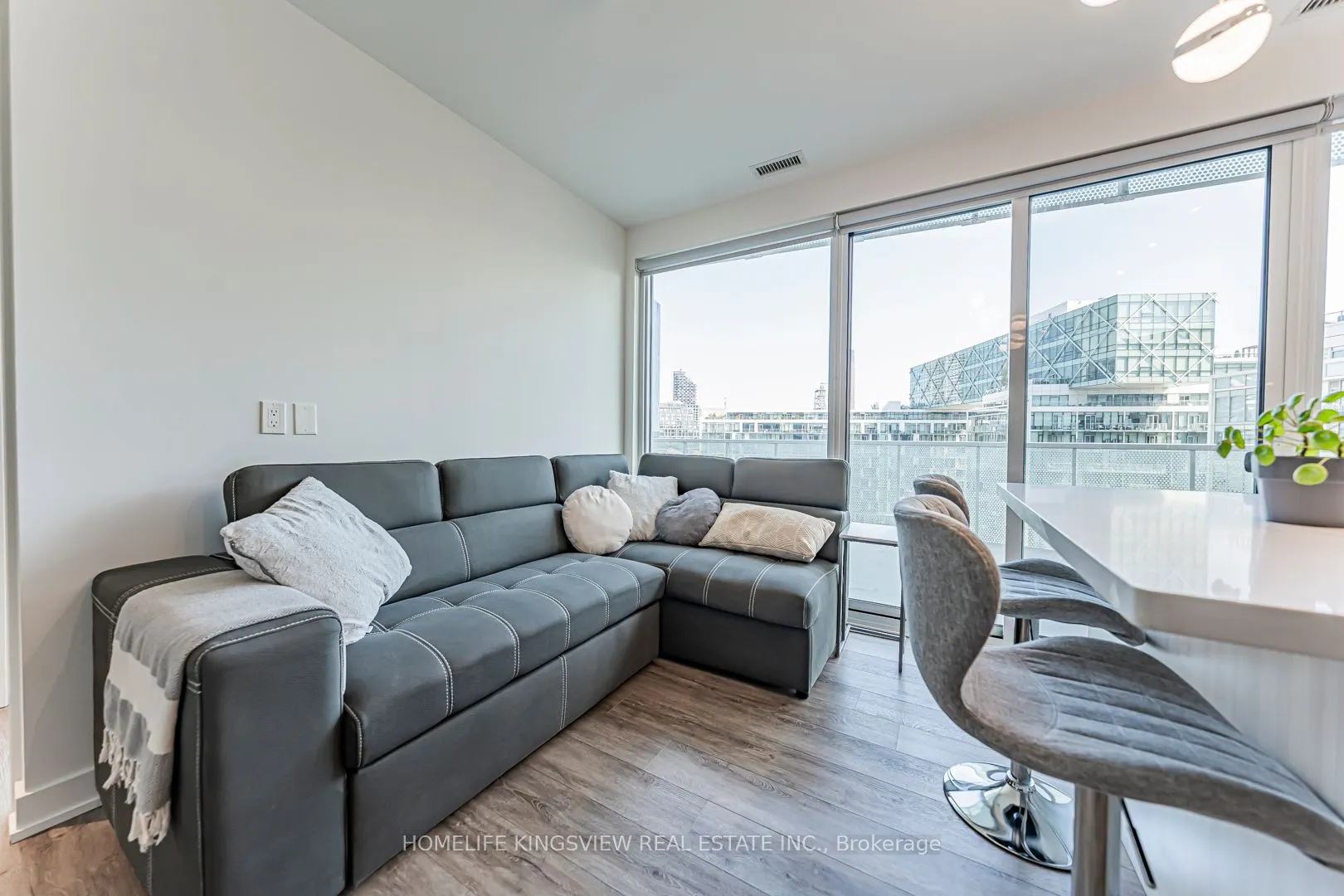 15 Queens Quay E, #923