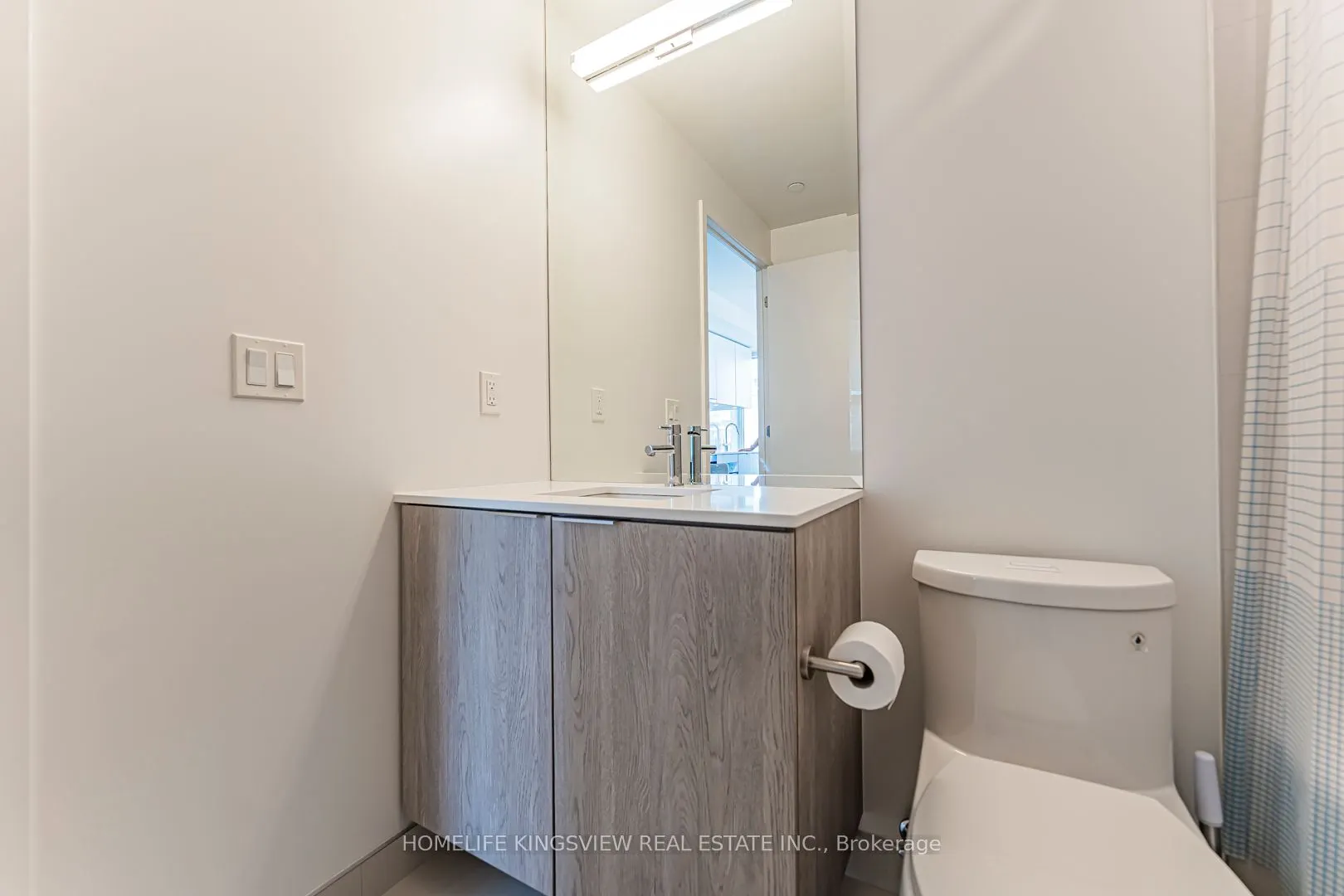 15 Queens Quay E, #923
