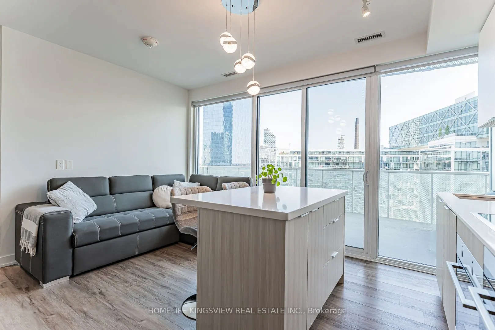 15 Queens Quay E, #923