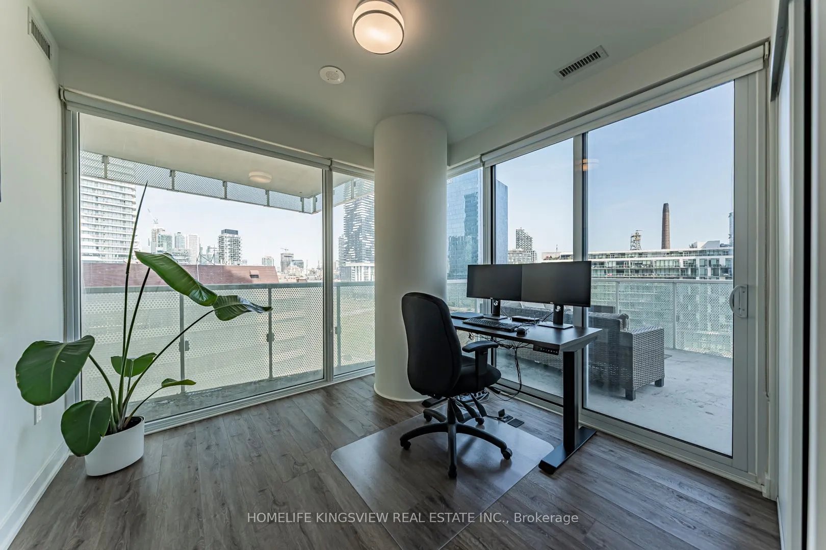 15 Queens Quay E, #923
