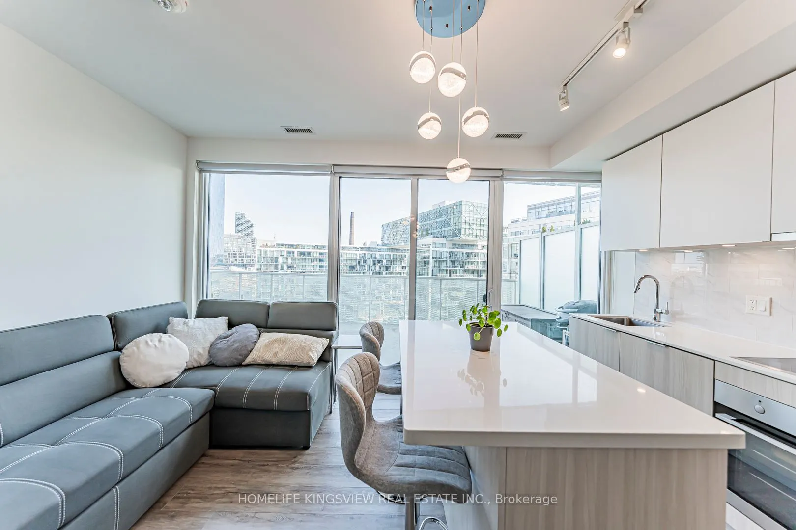 15 Queens Quay E, #923