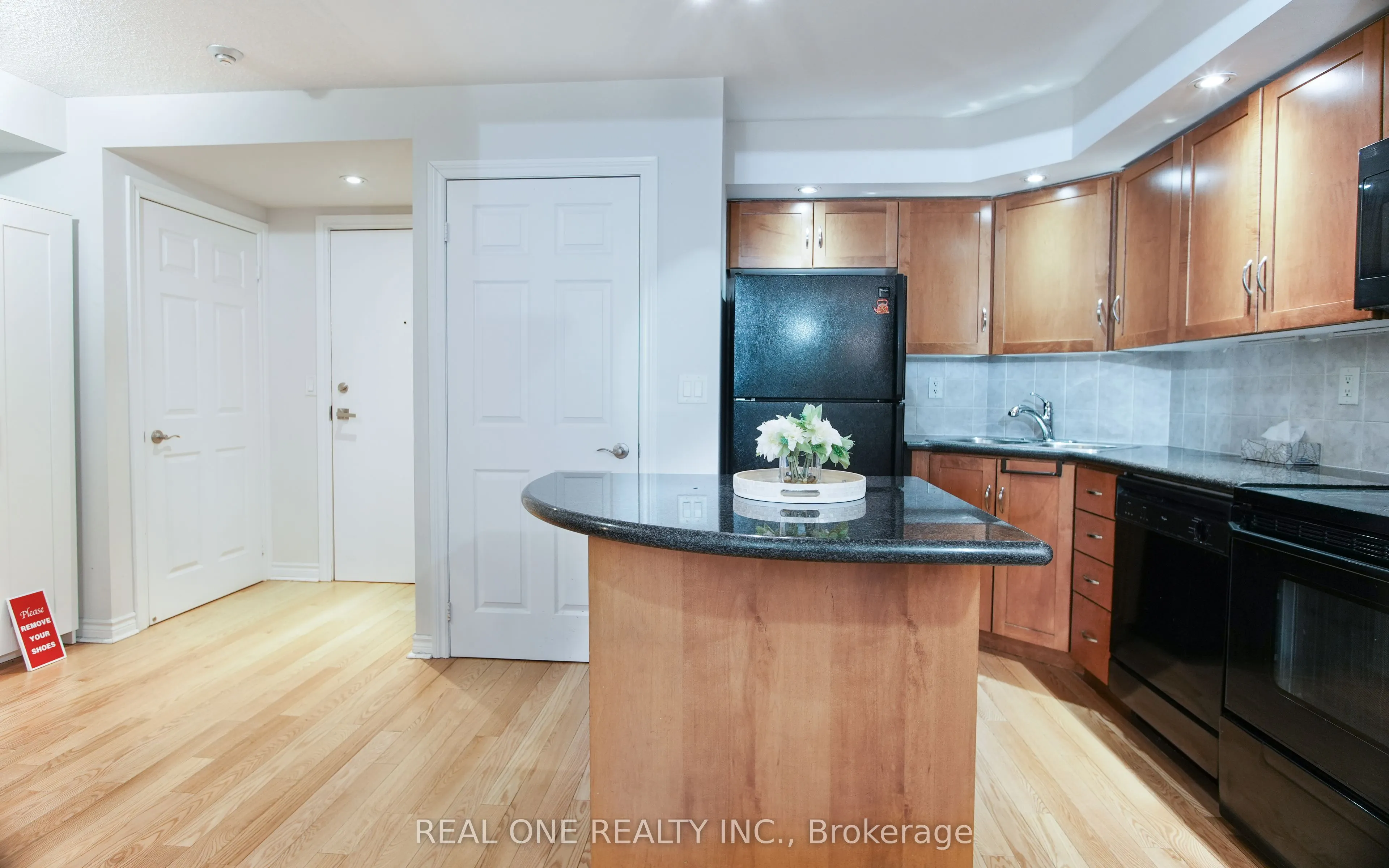 250 Wellington Street W, #929