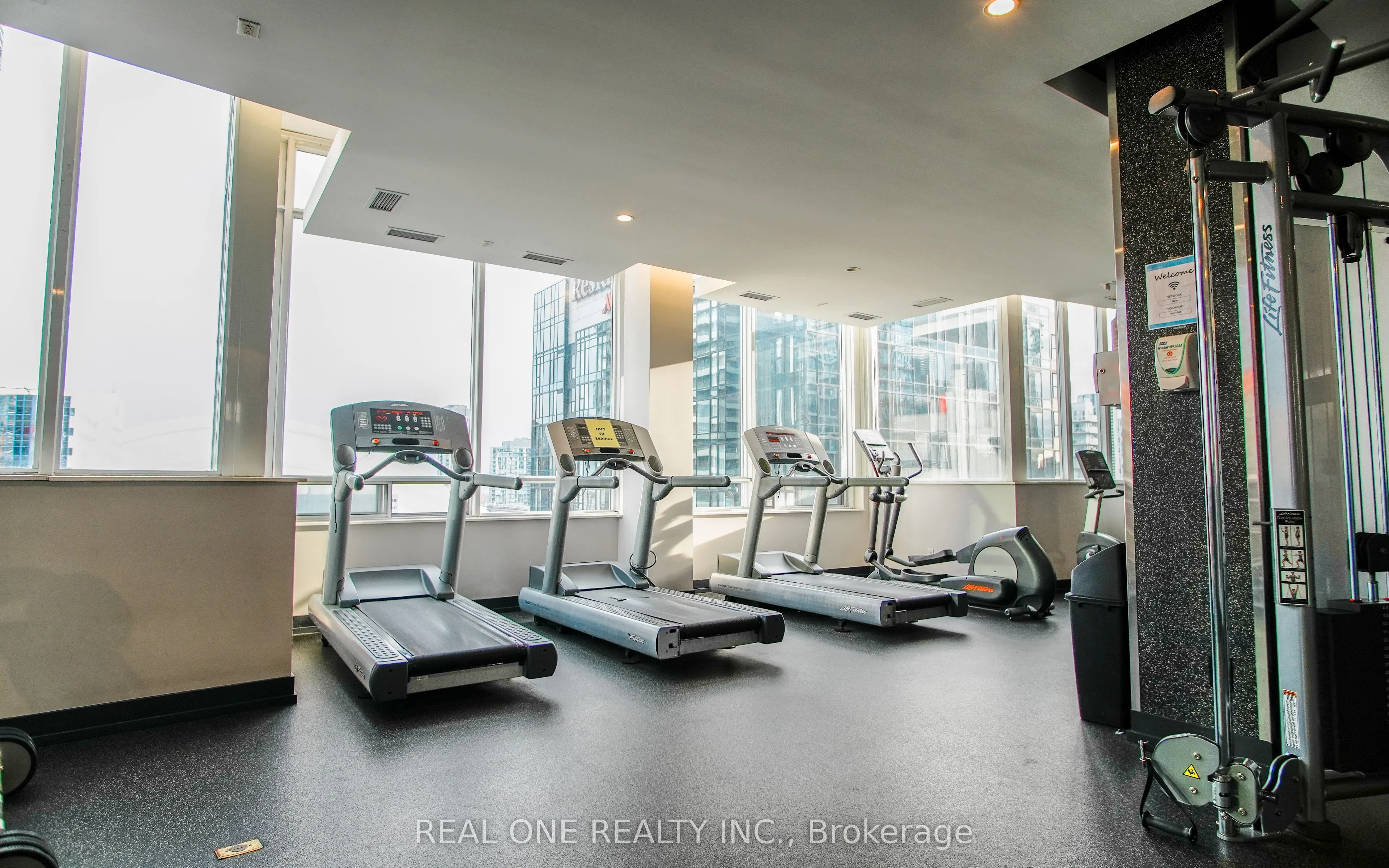 250 Wellington Street W, #929