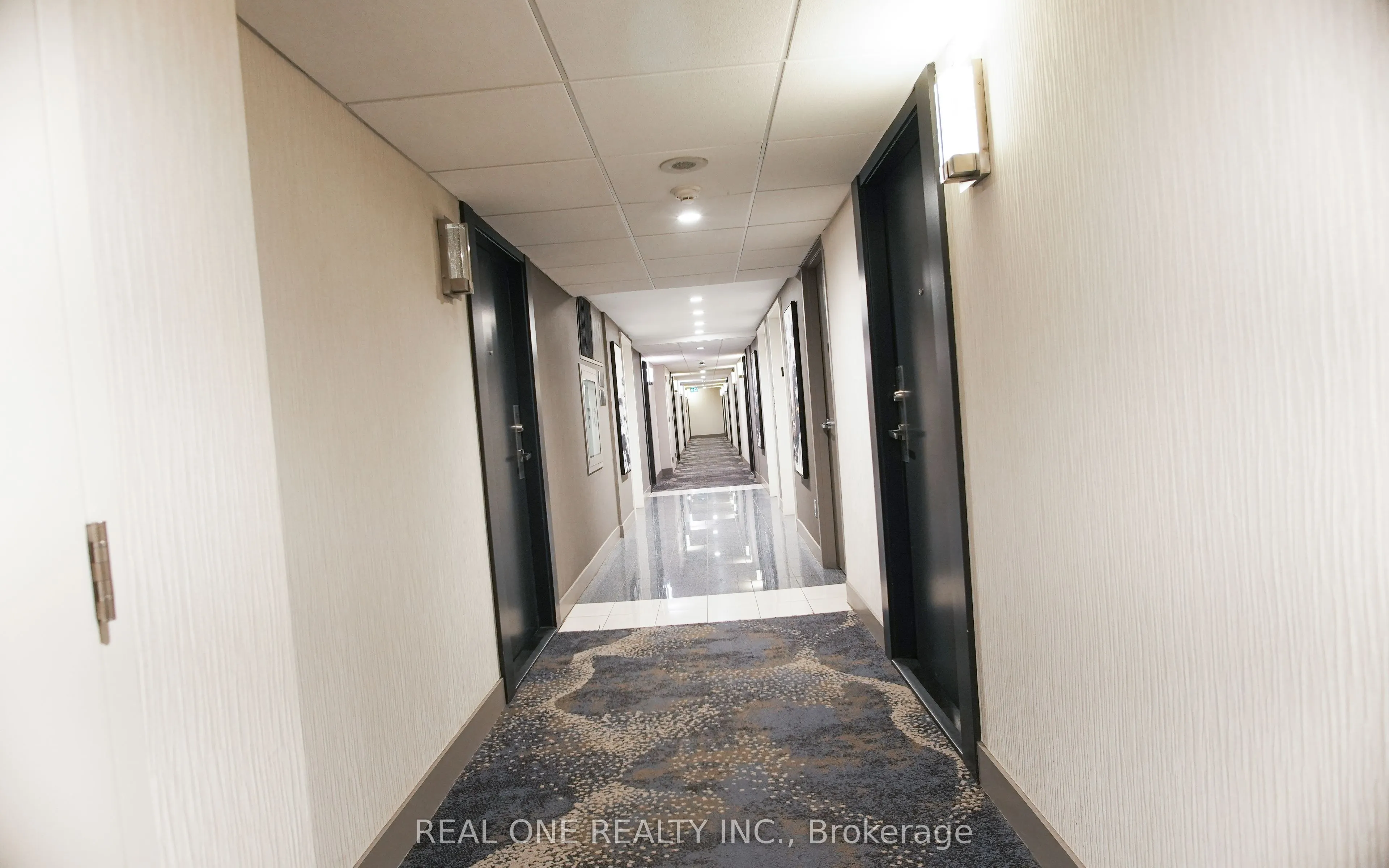 250 Wellington Street W, #929