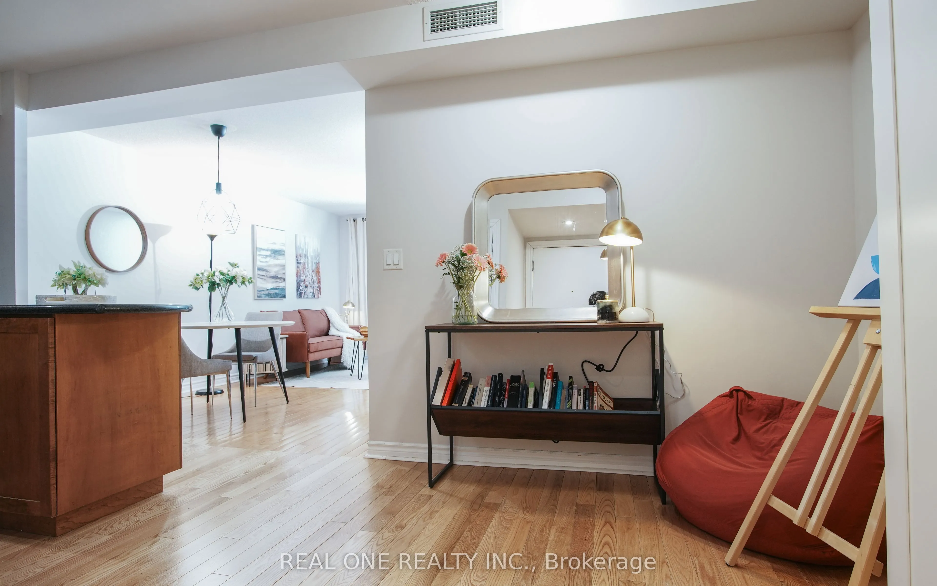 250 Wellington Street W, #929