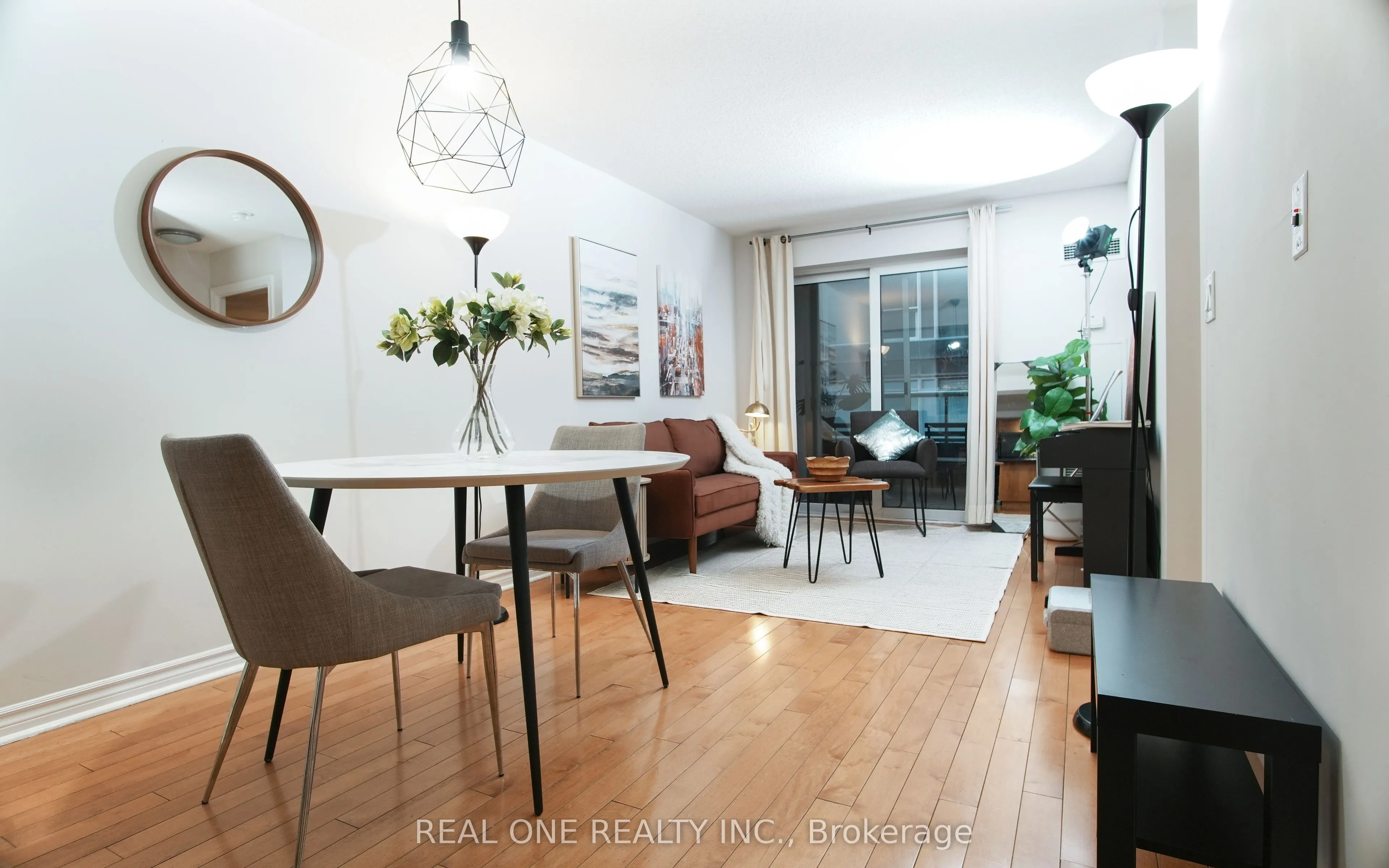 250 Wellington Street W, #929