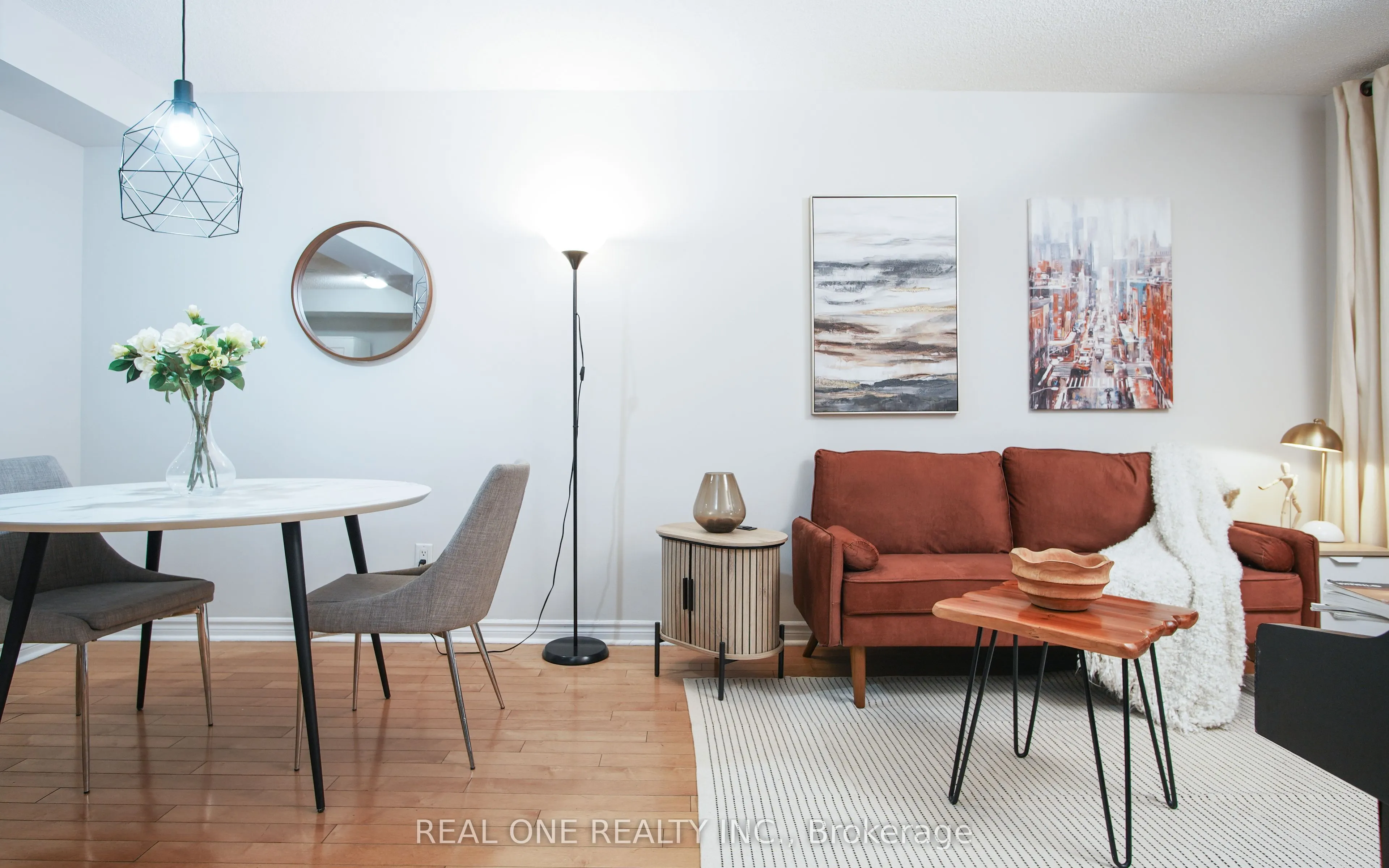 250 Wellington Street W, #929