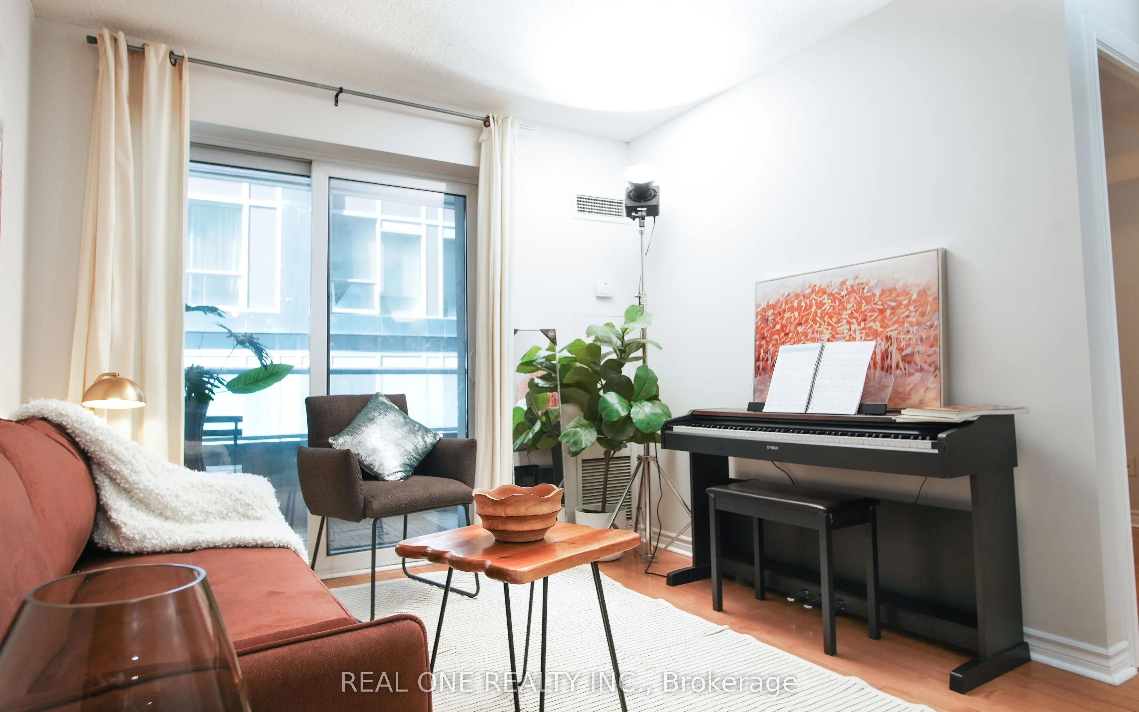 250 Wellington Street W, #929